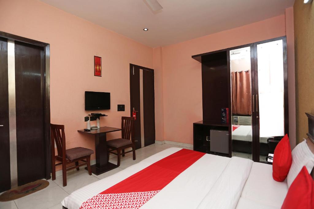 Двухместный (Бюджетный двухместный номер с 1 кроватью), OYO 3662 Galaxxy Inn