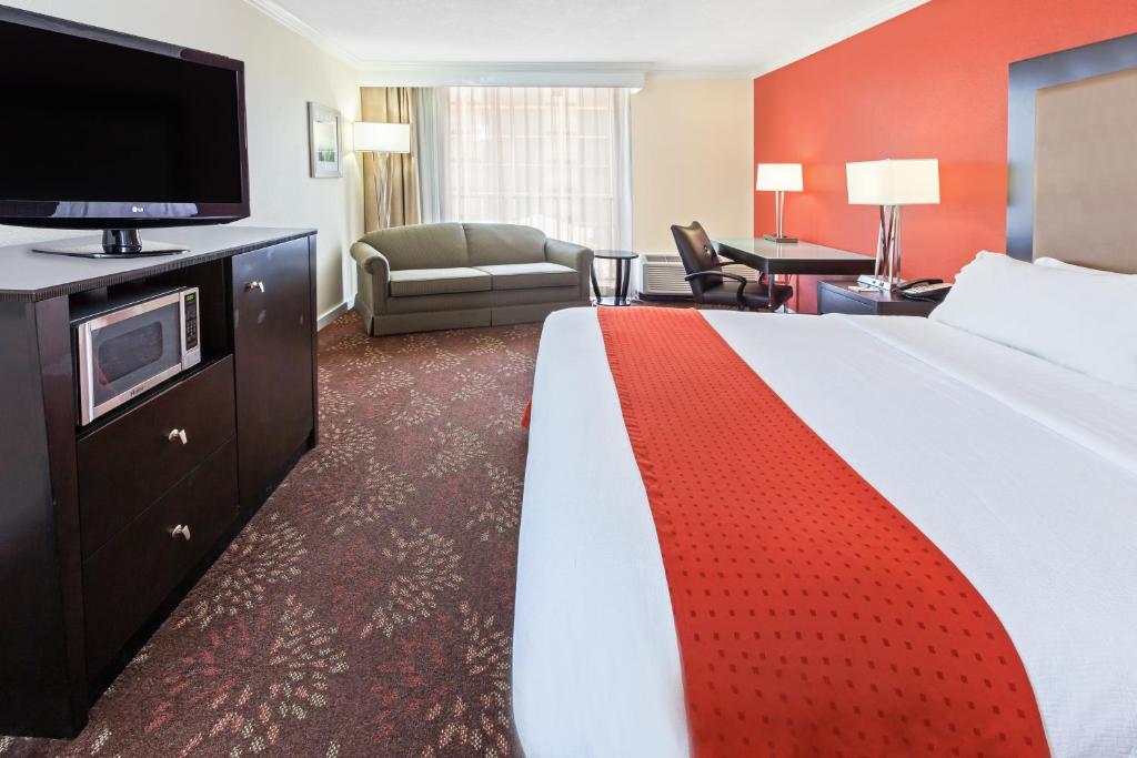 Holiday Inn Tyler - Conference Center, an IHG Hotel photo 2