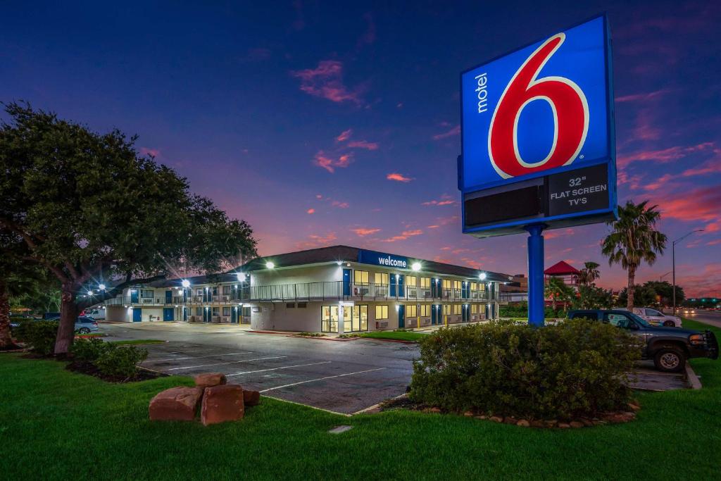 Motel 6 College Station, TX - Bryan image