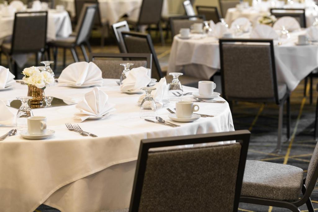 Holiday Inn Oakland Airport, an IHG Hotel photo 2
