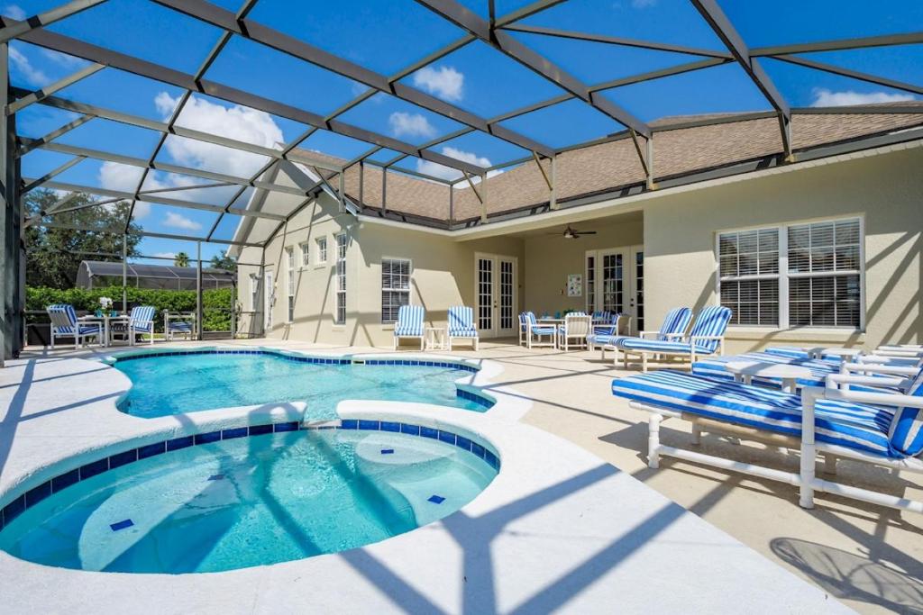 Mickeys Floridian - Glorious 5BR Private South Facing Pool Hot Tub Game RM GYM BBQ - 2 miles to Disney image