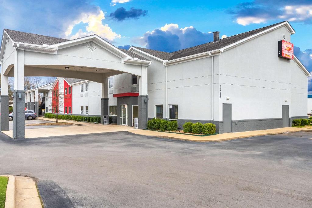 Econo Lodge Inn & Suites Pritchard Road North Little Rock image