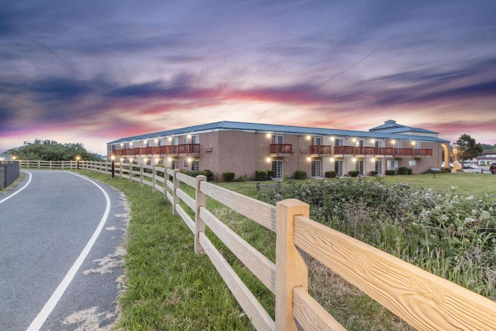 Quality Inn & Suites Redwood Coast photo 1