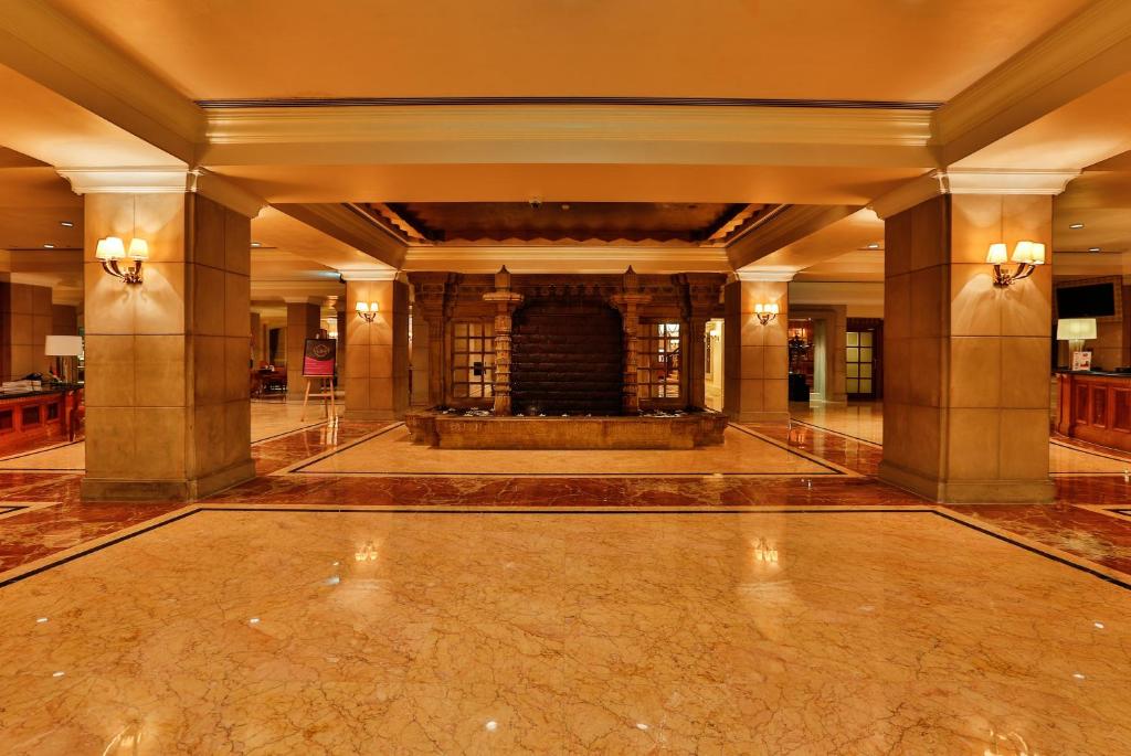 Трехместный (Standard King Room with Pool View, Free Wifi & 25 Percent off on Food at Selected Restaurant), Crowne Plaza Chennai Adyar Park