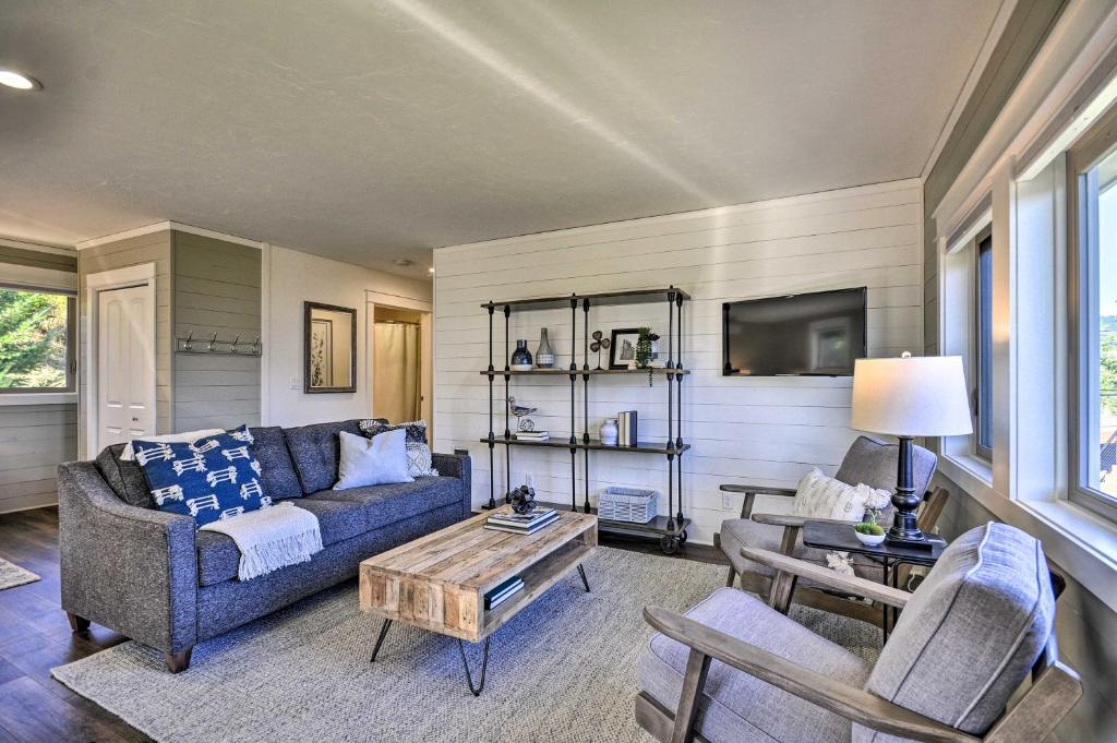 Scenic Studio with Loft and View of the Columbia River photo 2