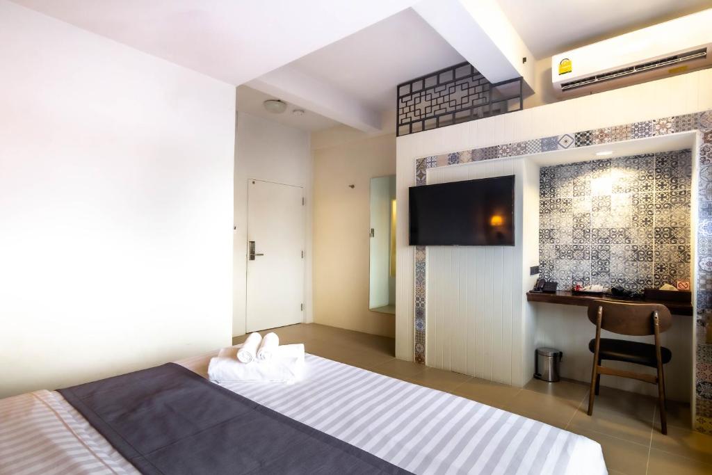 Двухместный (Стандартный номер с кроватью размера «king-size»), Montree Phuket Hotel