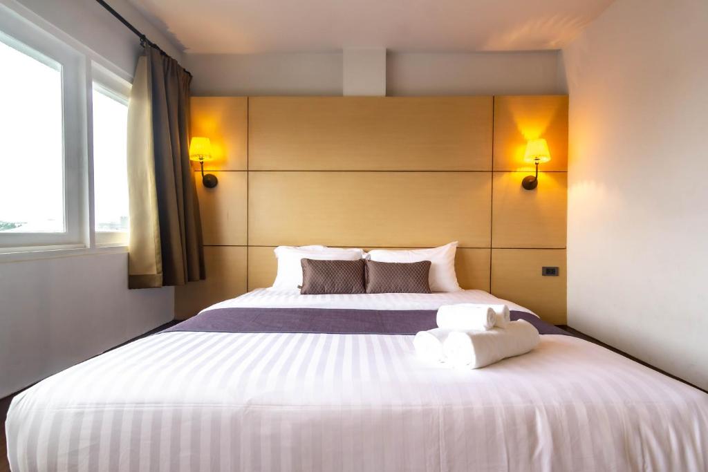 Двухместный (Стандартный номер с кроватью размера «king-size»), Montree Phuket Hotel