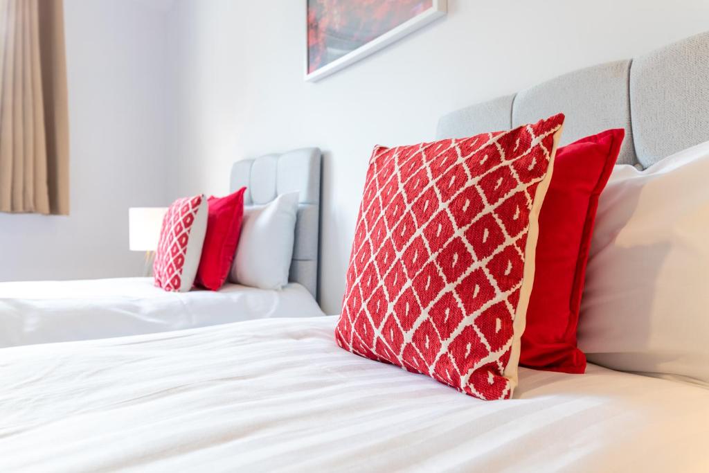 The Eldern - Spacious, Netflix, free Parking, close to A1 Room Type - Two-Bedroom Apartment