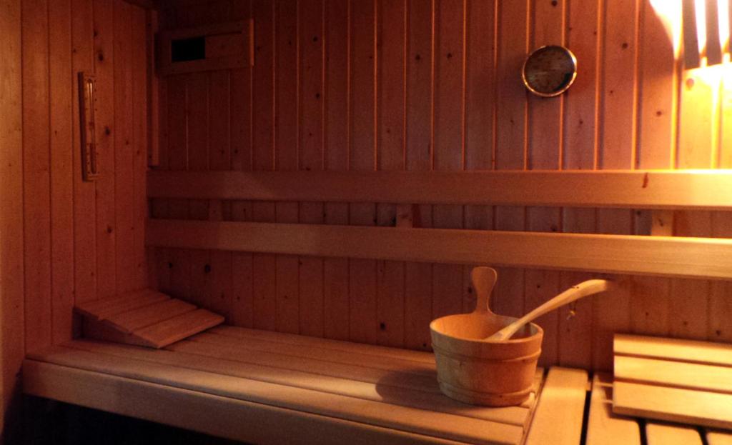 De Kapiteinshut aan de rivier met XL ligbad en sauna photo 4