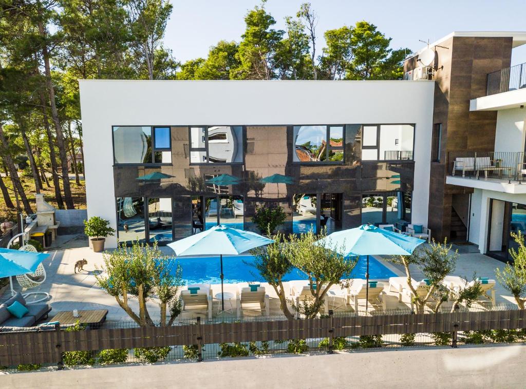Olive Tree mansion photo 1
