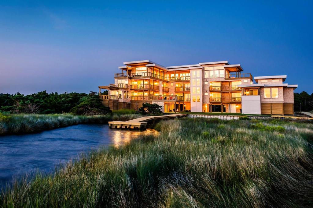 New Modern Waterfront Home w Saltwater Pool image