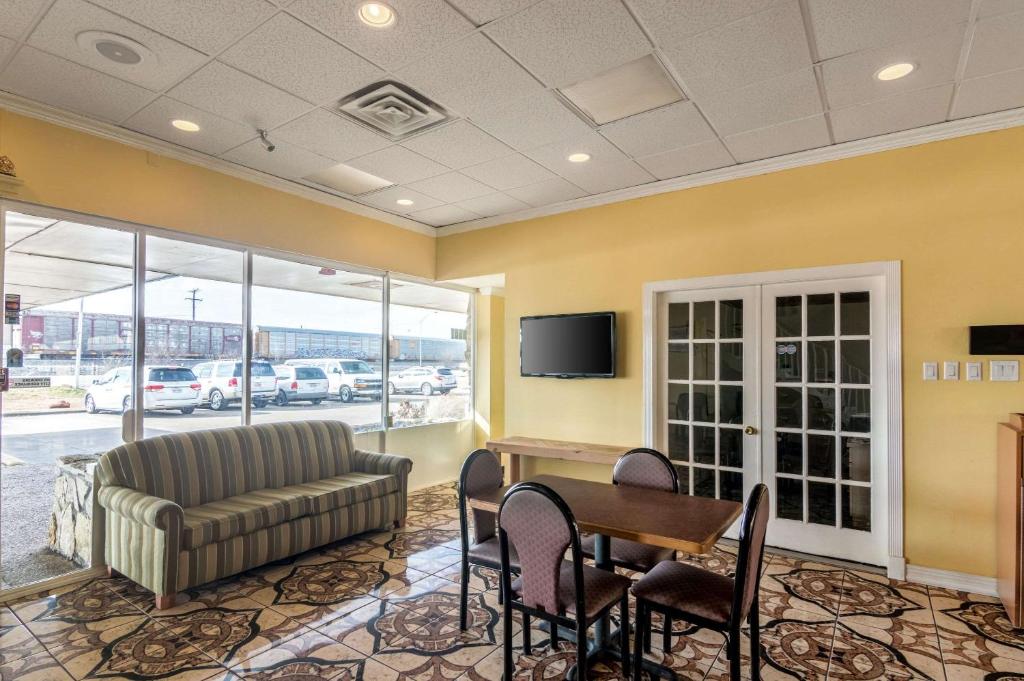 Rodeway Inn Arlington photo 2