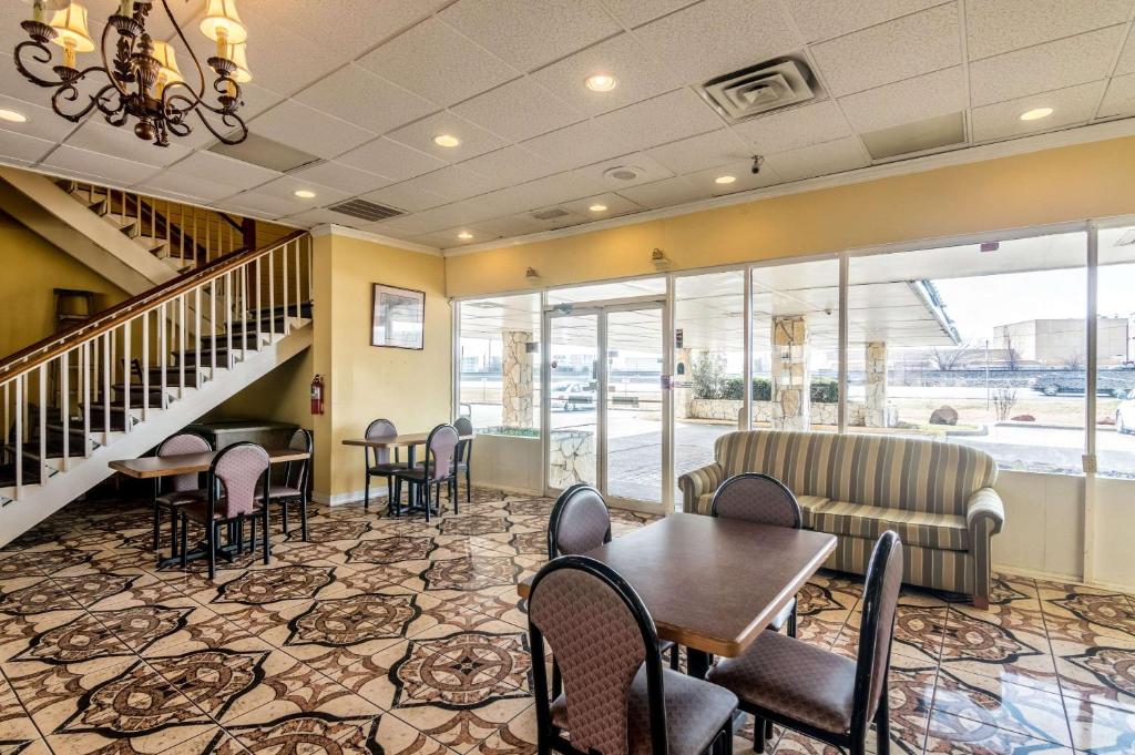 Rodeway Inn Arlington photo 3