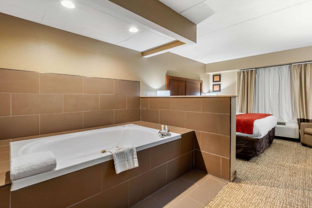 Comfort Inn & Suites Hamilton Place photo 1