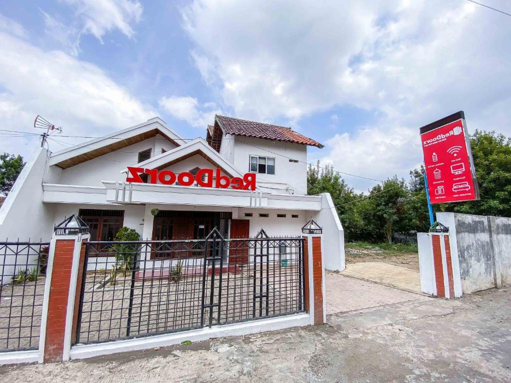 RedDoorz near Eco Green Park Batu photo 2