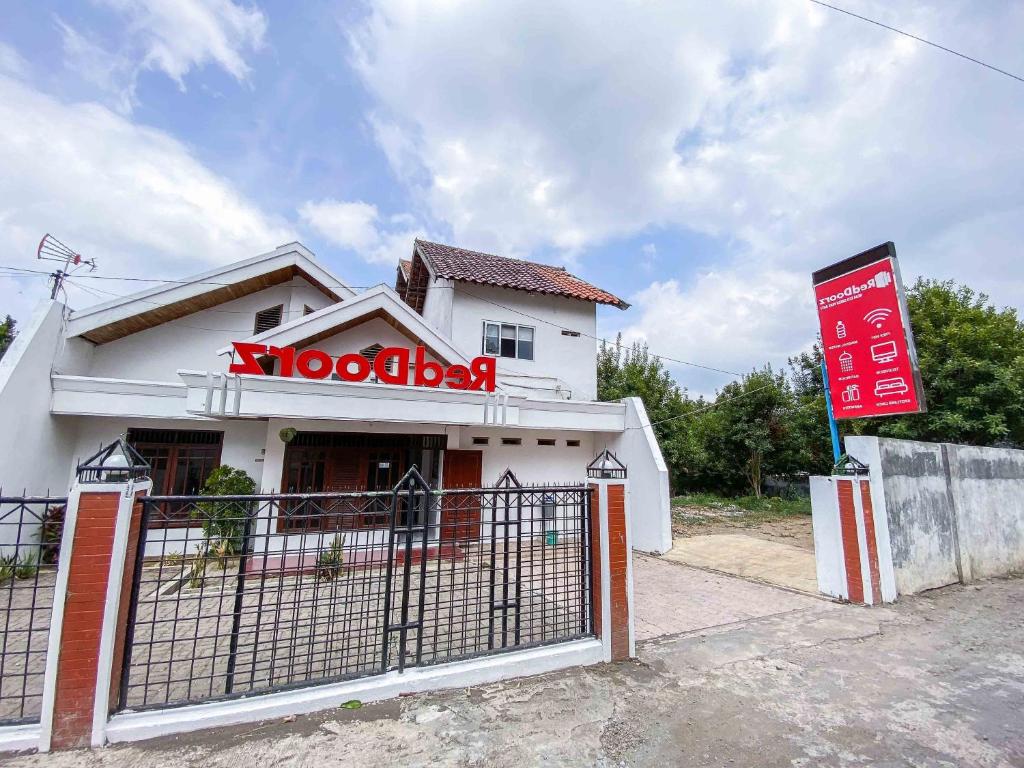 RedDoorz near Eco Green Park Batu photo 3