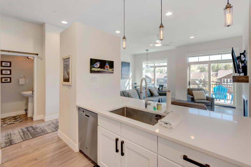 New Luxury Loft #3 - Huge Hot Tub & Great Views - 500 Dollars Of FREE Activities & Equipment Rentals Daily photo 4