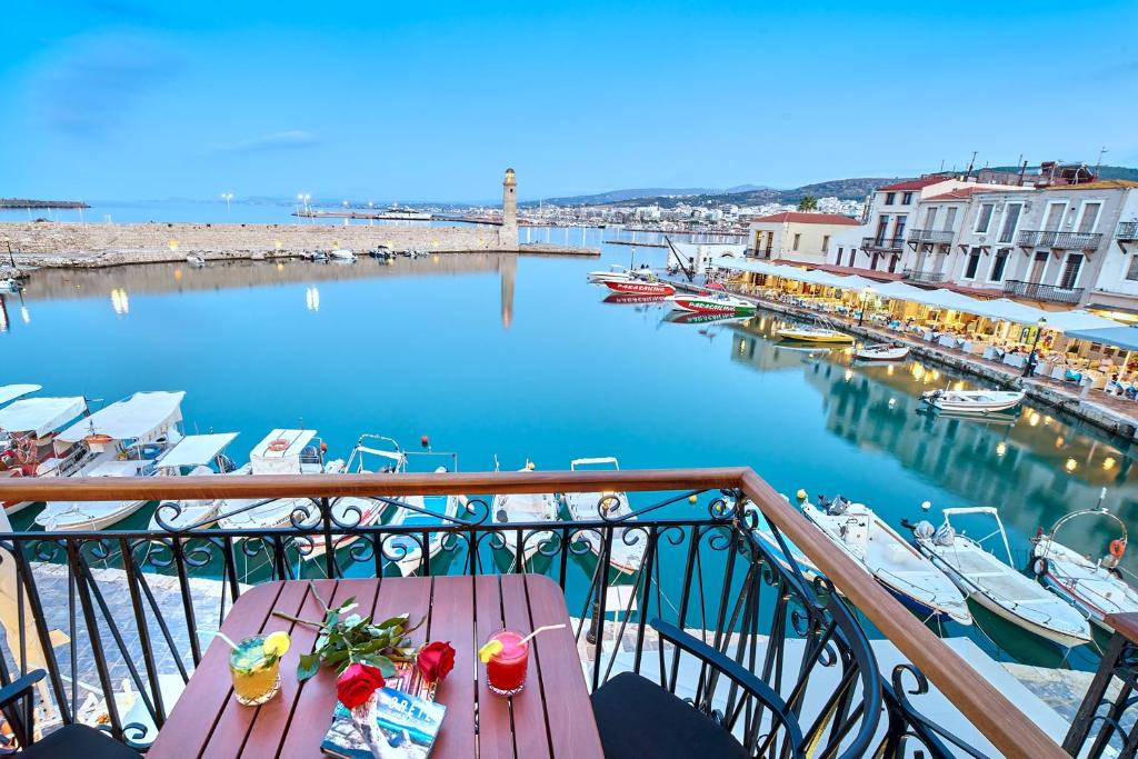 Сьюит (Люкс с кроватью размера «king-size» и гидромассажной ванной), Vista Del Porto Luxury Suites