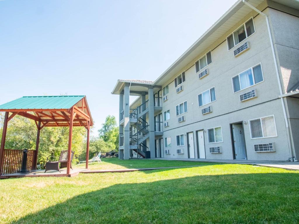 Riverland Inn & Suites photo 2