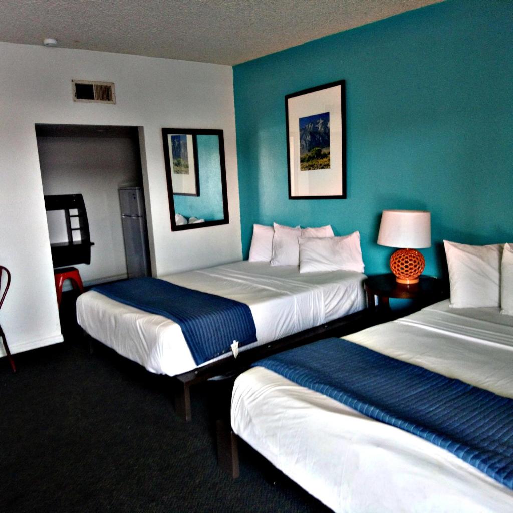 Четырехместный (Номер с 2 кроватями размера «queen-size»), Desert Hills Motel