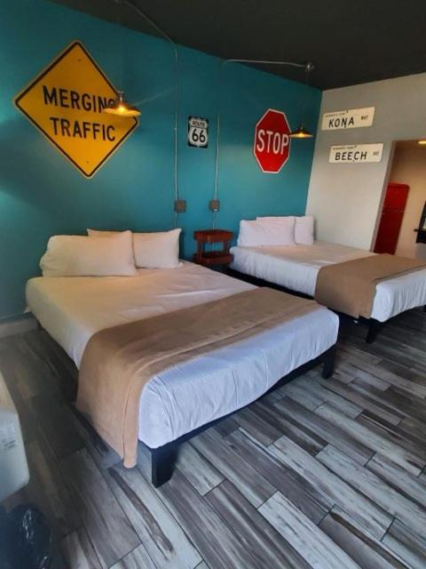 DESERT HILLS MOTEL image