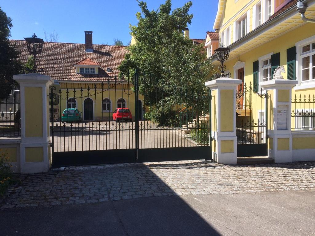 Ferienwohnung im Grünen auf idyllisch gelegenen Gutshof und doch so zentral photo 1