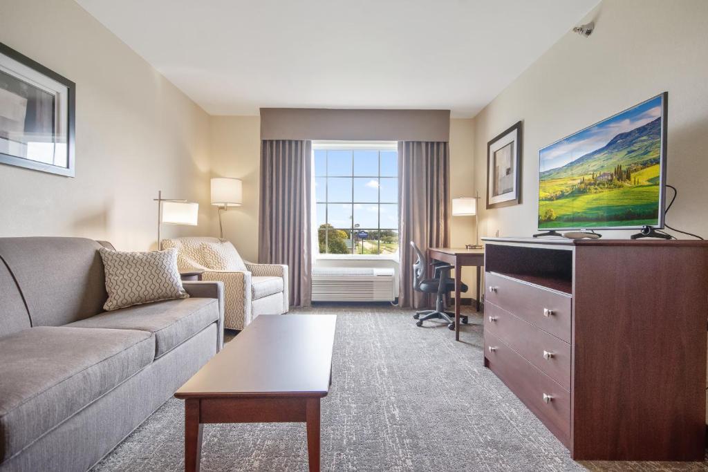 Cobblestone Hotel & Suites - Austin - Tap to explore photos