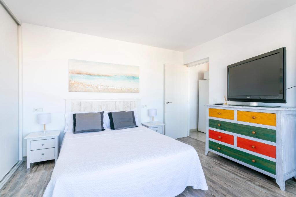 Beach Suite, city & mountain view photo 1