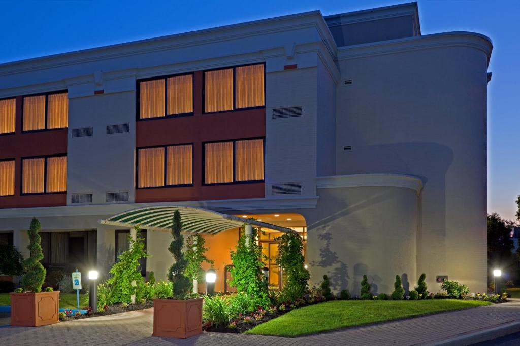Armoni Inn & Suites - Tap to explore photos