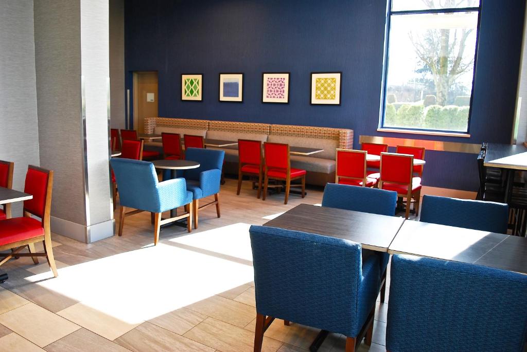 Holiday Inn Express Vancouver Airport-Richmond, an IHG Hotel photo 3