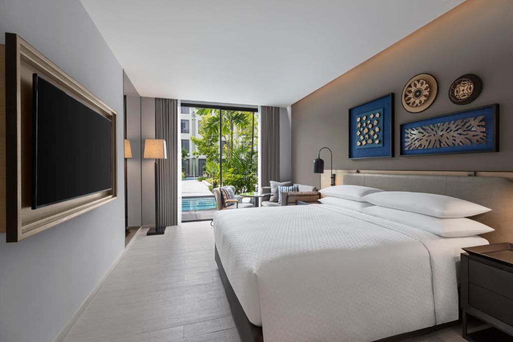 Двухместный (Номер с 1 кроватью размера «king-size» и выходом к бассейну), Four Points by Sheraton Phuket Patong Beach Resort