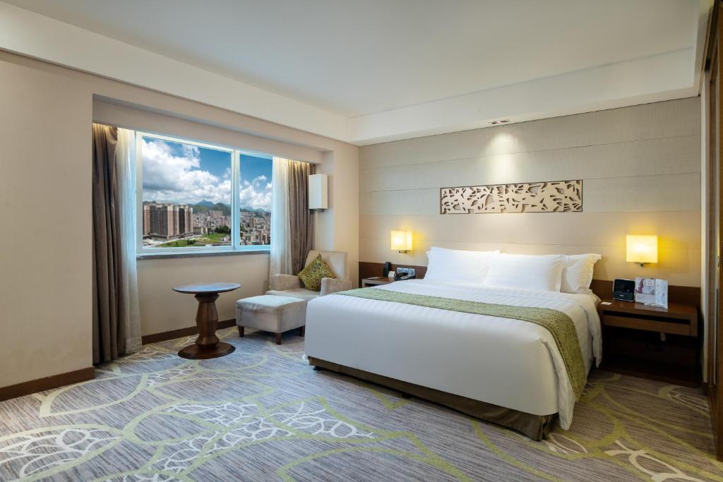 Сьюит (1 King Junior Suite Living Area), Crowne Plaza Guangzhou City Centre
