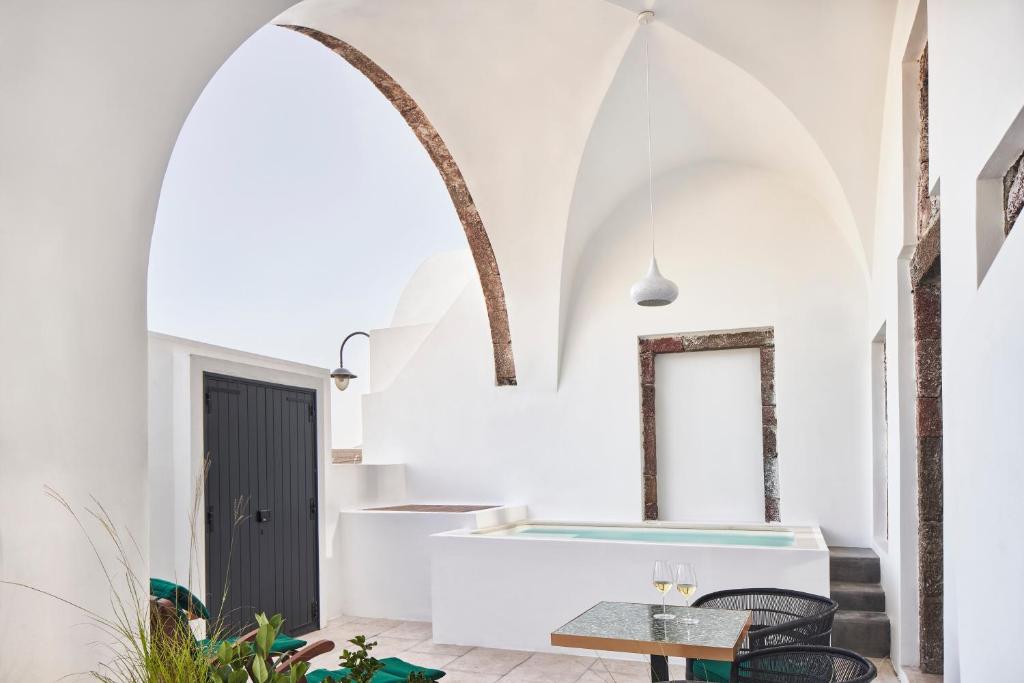 Сьюит (Люкс «Сениор» с гидромассажной ванной), Katikies Garden Santorini - The Leading Hotels Of The World