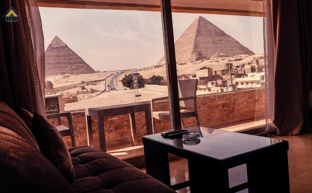 Сьюит (Люкс с кроватью размера «king-size», балконом и видом на пирамиду), Egypt pyramids inn