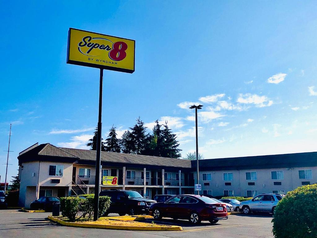 Super 8 Lynnwood image