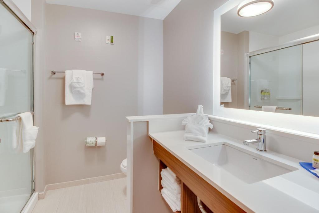 Holiday Inn Express & Suites - Union City, an IHG Hotel photo 1