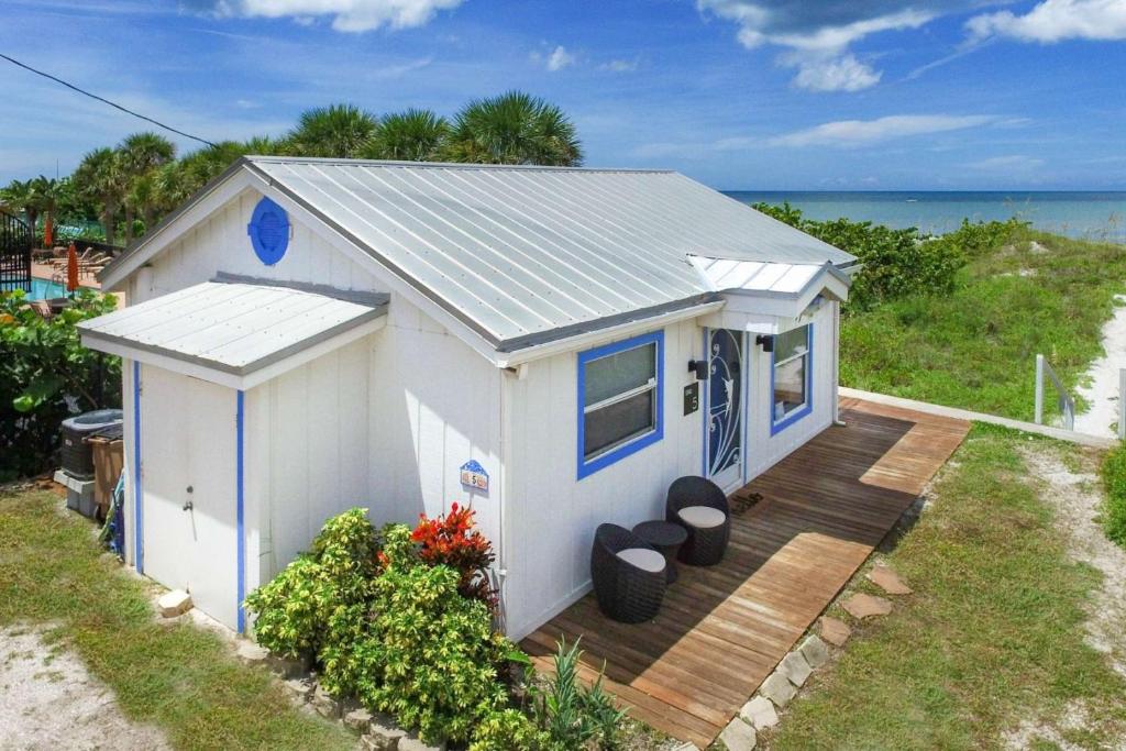 Binnie’s Beachfront Bungalow image