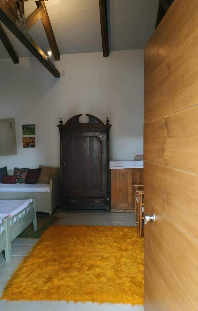 manesi stone built studio photo 1