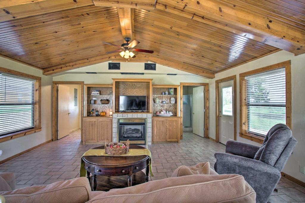 Pet-Friendly Efficiency Cottage with Pool! photo 3