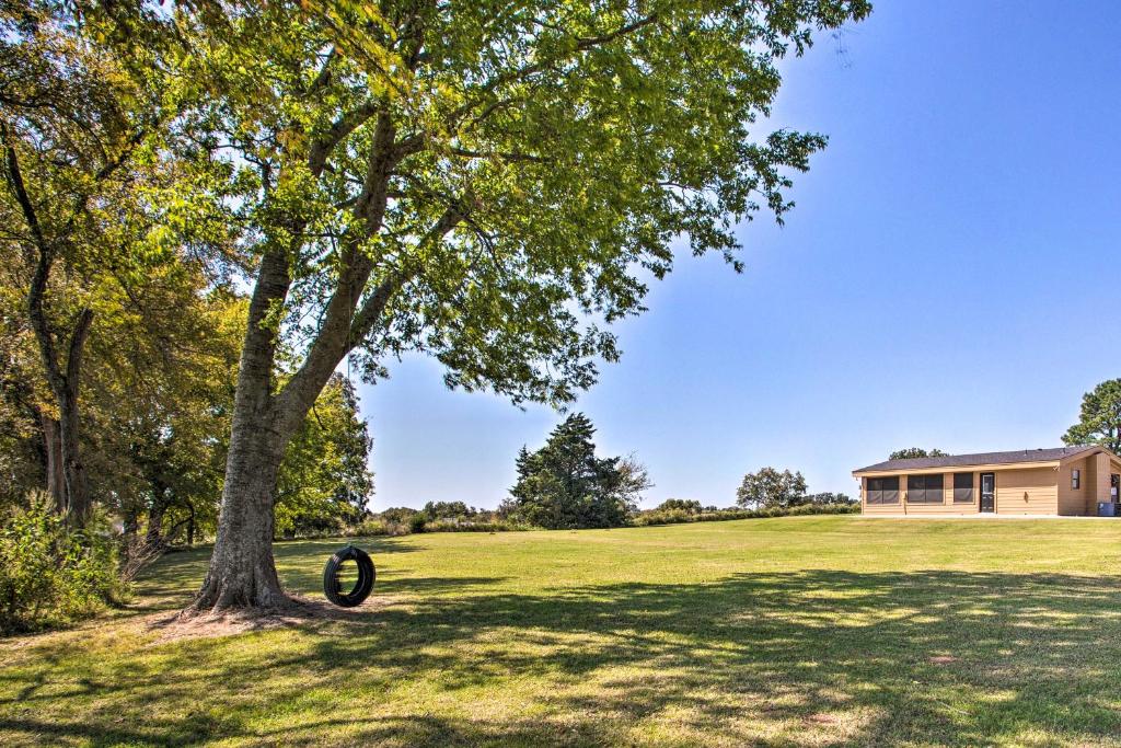 Pet-Friendly Efficiency Cottage with Pool! photo 2