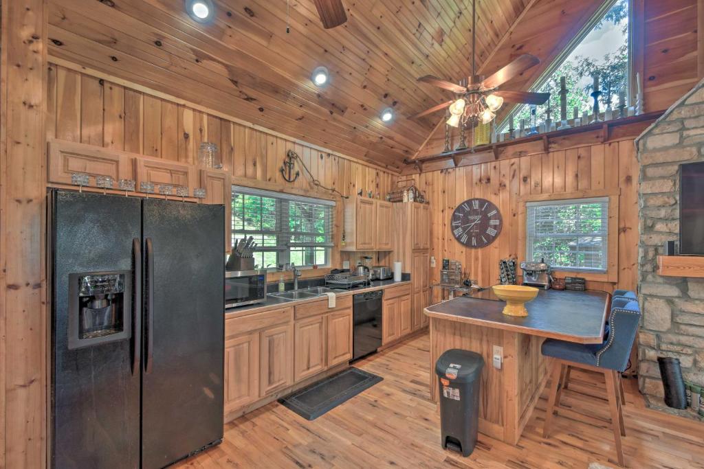 Lovely Lake Hartwell Retreat Dock, Deck and Grill! photo 4