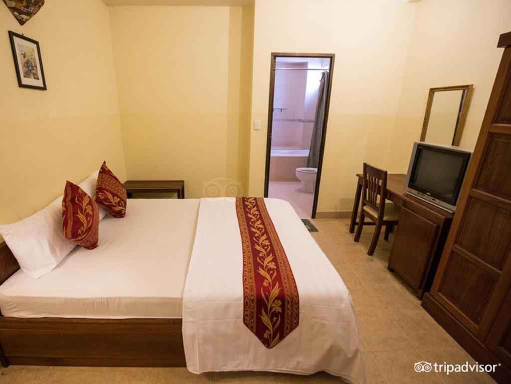 Двухместный (Улучшенный номер с кроватью размера «queen-size»), Caroline Hotel