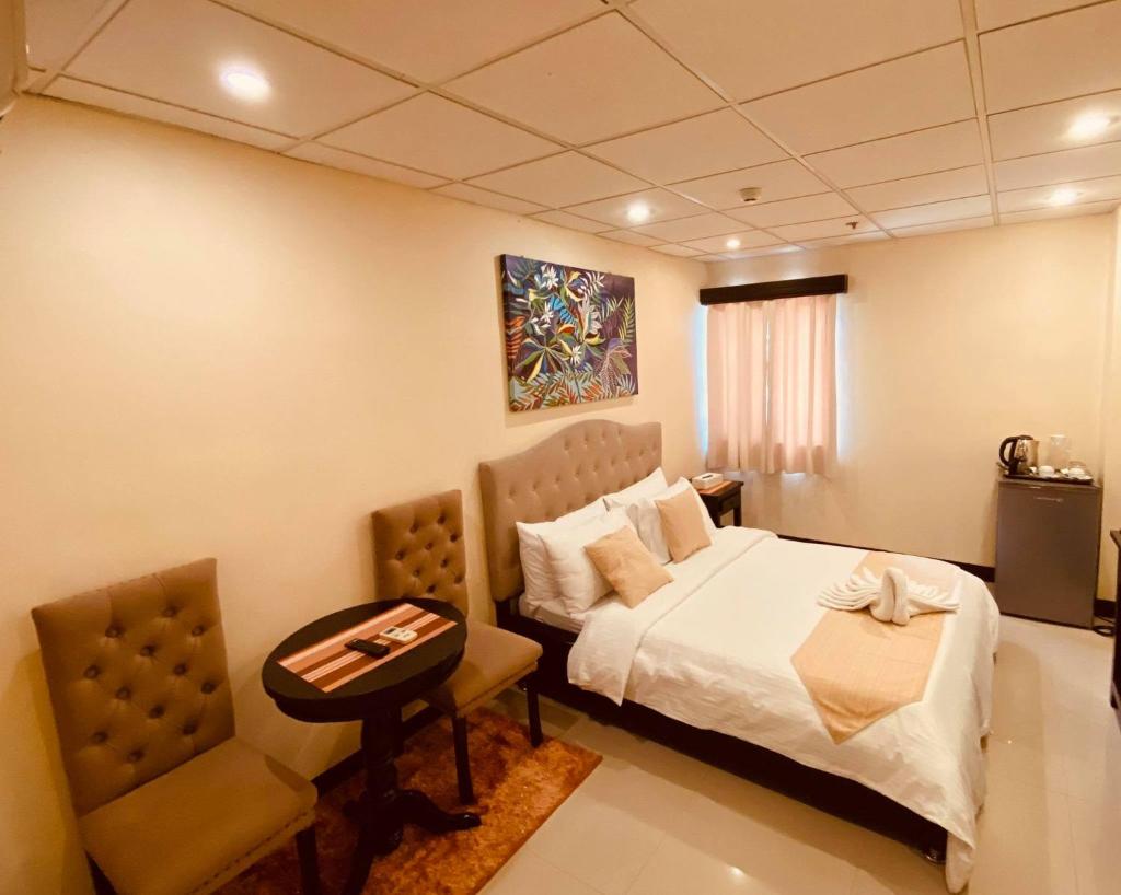 Студио (Номер-студио Делюкс с кроватью размера «queen-size»), Amax Inn Makati