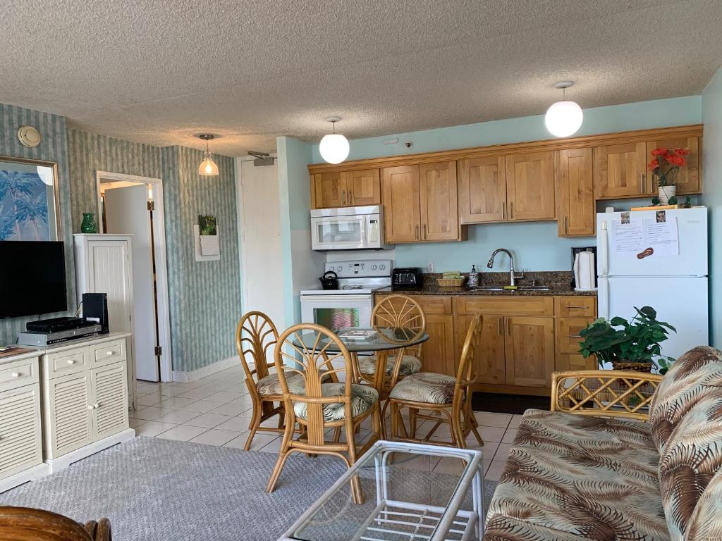 Waikiki Banyan 3410 Stunning Ocean, Surfer & Sunset View's image