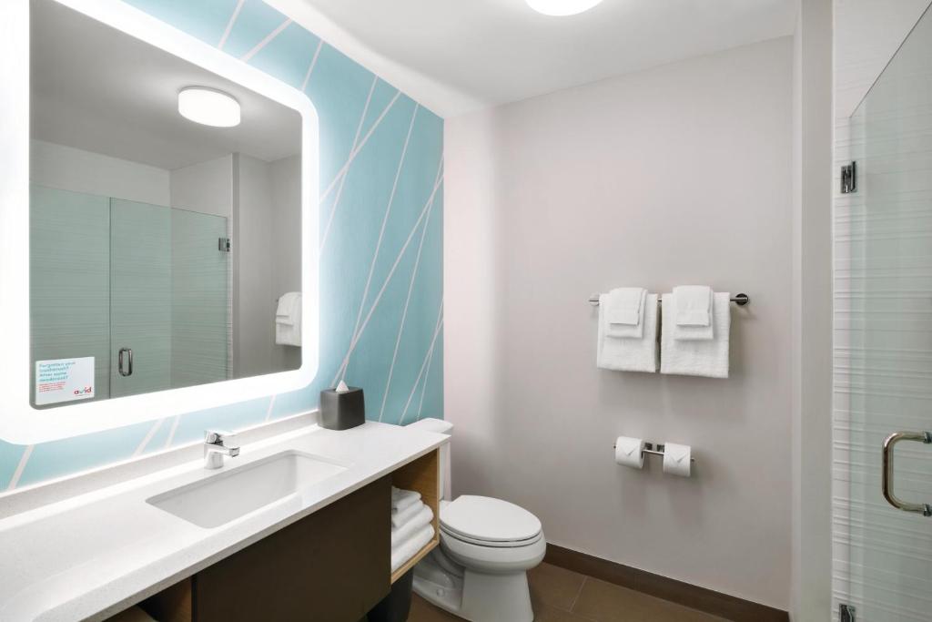 avid hotels - Boston Logan Airport - Revere, an IHG Hotel photo 2