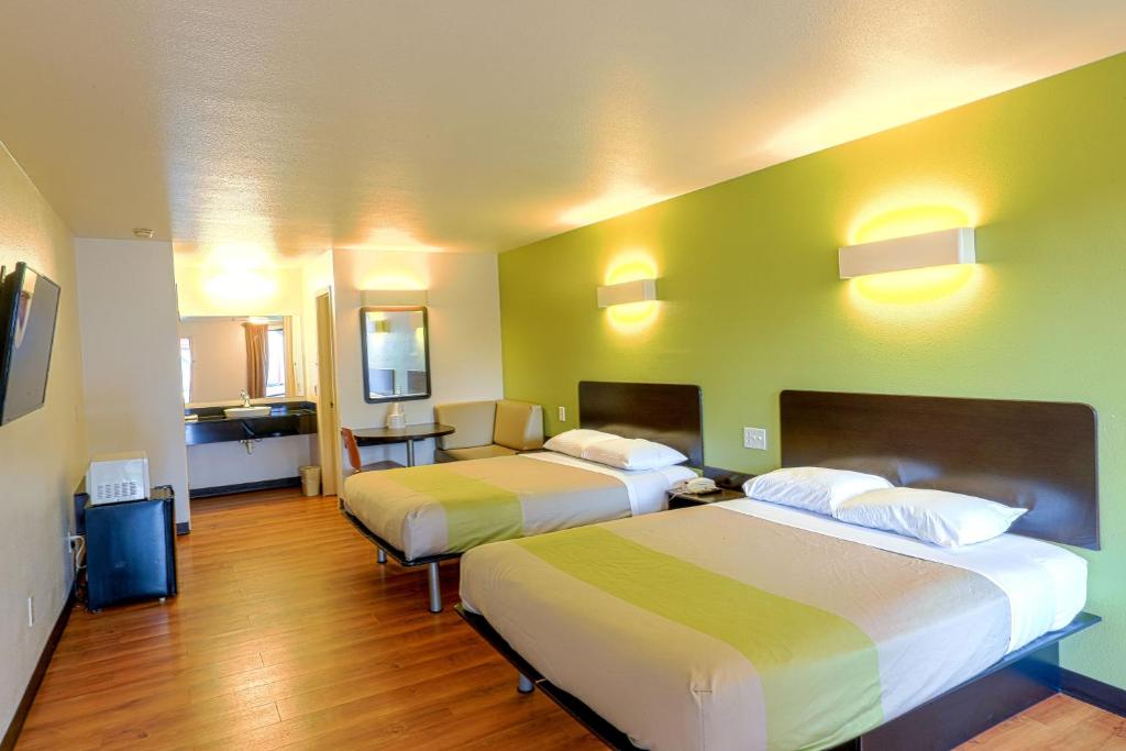 Motel 6 Longview, TX - North image
