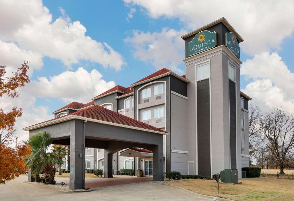 La Quinta Inn & Suites by Wyndham Lindale image