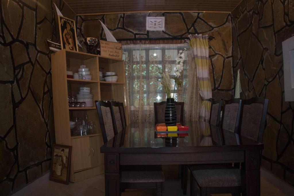 Room in Bungalow - Reens Vacation Rental Home photo 2