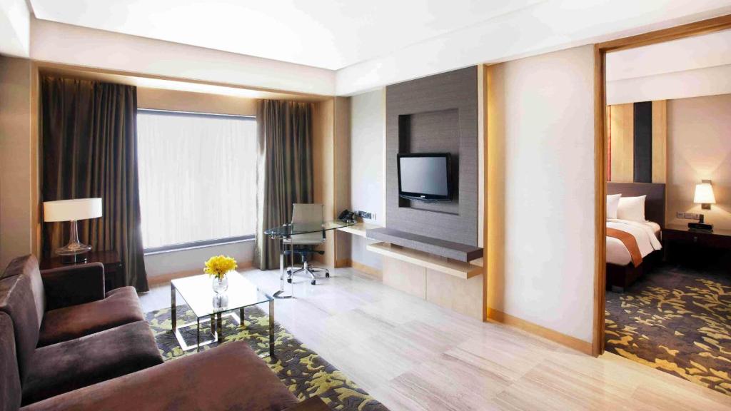Сьюит (King Suite with Lounge Access with Cocktail Hours, 02 pcs of Laundry), Holiday Inn New Delhi Mayur Vihar Noida