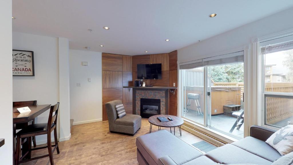 Amazing Location with PRIVATE Hot Tub by Harmony Whistler photo 2